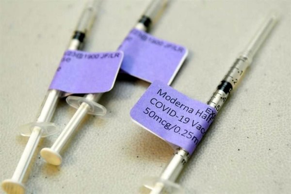 Se desploma acción de Moderna por datos de vacuna